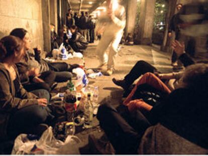Botellón en una calle de Madrid una noche de fin de semana.