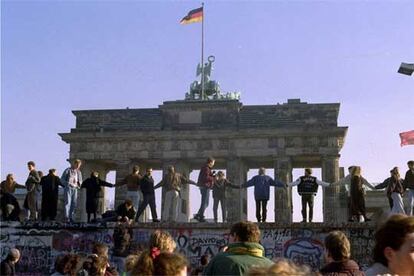 Los alemanes celebran la cada del muro de Berln, junto a la Puerta de Brandeburgo, en noviembre de 1989.