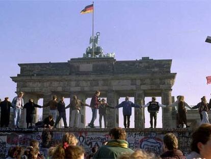 Los alemanes celebran la caída del muro de Berlín, junto a la Puerta de Brandeburgo, en noviembre de 1989.
