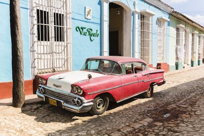 Lo más interesante de la ciudad cubana de Trinidad es pasear sus calles empedradas, por las que apenas transitan vehículos, y contemplar pausadamente sus viviendas de colores y sus edificios señoriales. Merece la pena alojarse en una casa particular y desayunar un zumo de fruta tropical contemplando la calma de sus plazas. De noche, las escaleras que llevan a la Casa de la Música invitan a sentarse mientras los camareros de distintos bares ofrecen mojitos a los turistas.