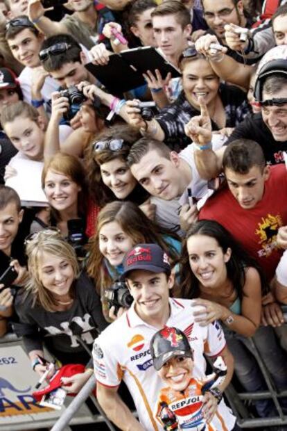 Márquez, rodeado de aficionados en Valencia