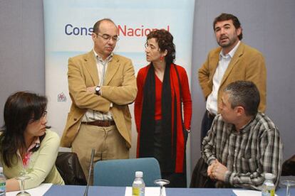 Reunión de la dirección nacional del BNG. A la derecha, de pie, Anxo Quintana.