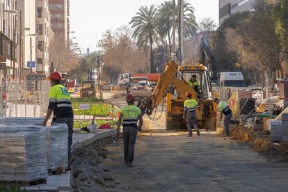 Operarios trabajan en la ampliación del tranvía de Sevilla, este jueves.