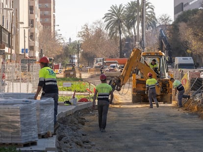 Operarios trabajan en la ampliación del tranvía de Sevilla, este jueves.