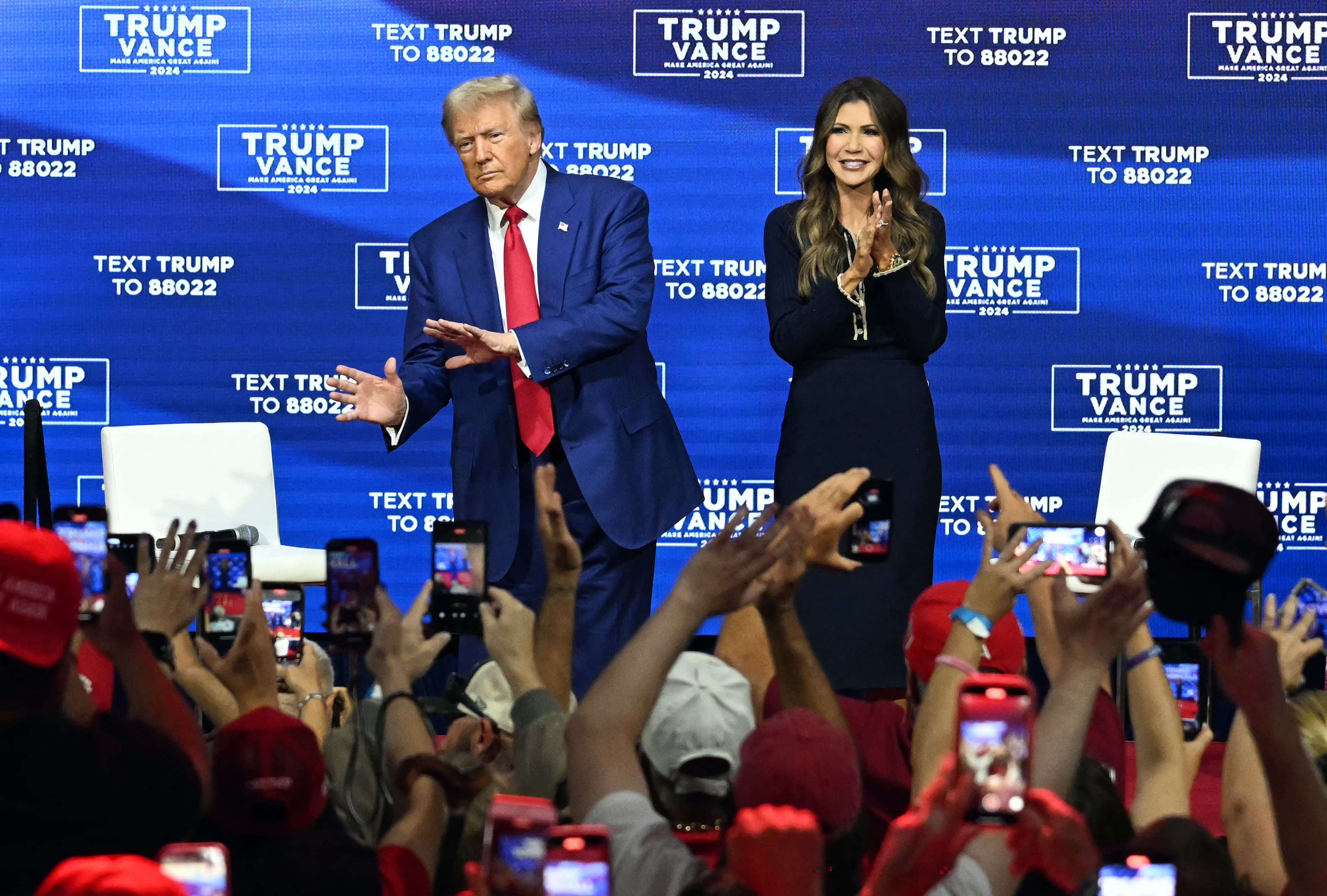 Kristi Noem y Donald Trump en un mitin en Oaks, Pensilvania, en el que el candidato republicano dejó sonar decant casi 40 minutos una lista de sus canciones favoritas.