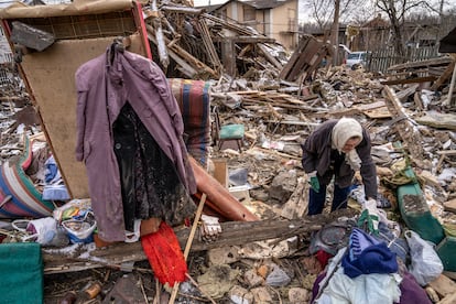 Los vecinos vuelven a su casas destruidas a buscar pertenencias. Zhytomyr, Ucrania. 2022