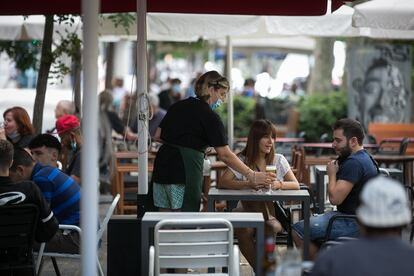 Terraza de un bar del paseo de Sant Joan de Barcelona.