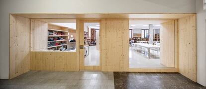 Fachada interior de la biblioteca de la escuela Sant Miquel dels Sants.