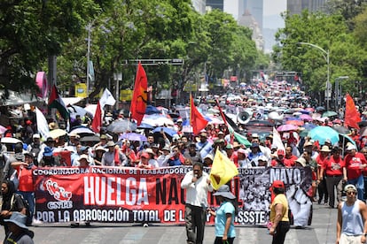 Maestros de la CNTE marchan del Ángel de la Independencia rumbo al Zócalo capitalino, el primer día de las protestas.