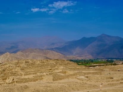 Vista de la plaza central de Caral con uno de los principales edificios piramidales del sitio arqueológico orientado, en su eje mayor, en paralelo al río Supe y hacia el lunasticio mayor sur.