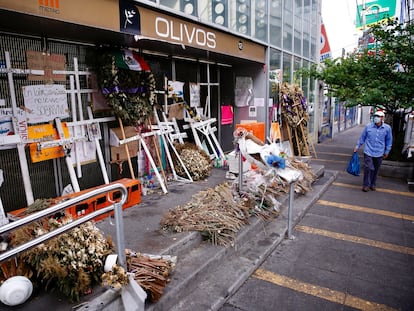 Un memorial afuera de la estación Olivos, donde ocurrió la tragedia de la Línea 12 del Metro de Ciudad de México.