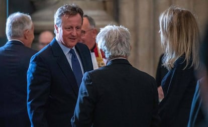 El ex primer ministro David Cameron, el pasado martes en Londres, habla con el 'speaker' de la Cámara de los Comunes, John Bercow.