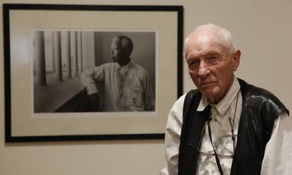 El fotógrafo alemán Jürgen Schadeberg, posa con su célebre retrato de Mandela.