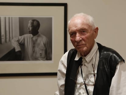 El fotógrafo alemán Jürgen Schadeberg, posa con su célebre retrato de Mandela.