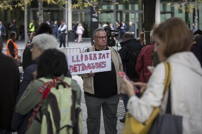 Un hombre sostiene un cartel frente a la Ciudad de la Justicia de Barcelona pidiendo la libertad de los detenidos durante los disturbios de la semana pasada.