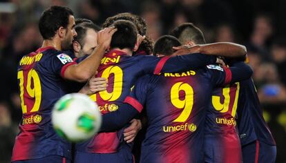 Los jugadores del Barcelona celebran el 2 a 1 obra de Puyol.