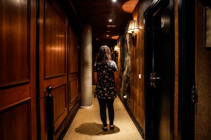 Lea Ferrer, en uno de los pasillos del club donde se hizo este reportaje, y una de las mujeres que "por la repercusión" que puede tener para su hijo, elige no mostrar la cara. 