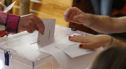 Votaciones para la jornada de elecciones generales que vive hoy el país en el colegio Sagrada Familia de Madrid.