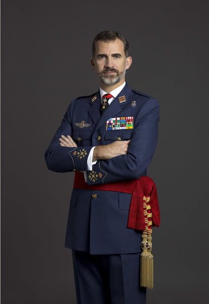 El rey Felipe, en uno de sus retratos oficiales, con el uniforme de diario para actos de especial relevancia de capitán general del Ejército del Aire.