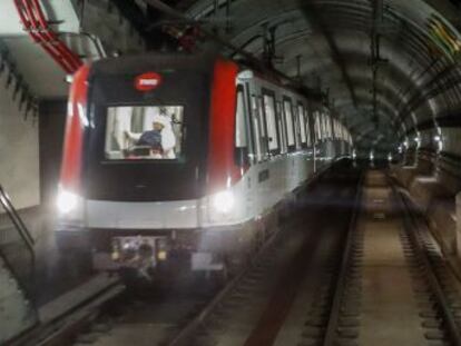 Grupos organizados de jóvenes causan daños en los metros de ambas ciudades y protagonizan agresiones a pasajeros y vigilantes