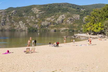 Bañistas en el lago de Sanabria (Zamora).