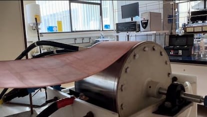 Prototipo de lámina de cobre que se desarrolla en el laboratorio de Electroquímica de la Facultad de Ingeniería de la Universidad de Concepción.