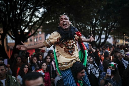Personas asisten a una vigilia para mostrar su apoyo a los palestinos en Bogotá, en 2023.