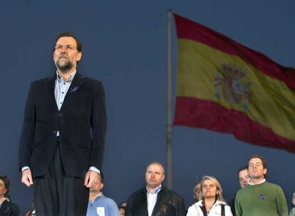 Rajoy, dirigentes del País Vasco amenazados y la hermana de Miguel Ángel Blanco se cuadran para escuchar el himno nacional al final de la manifestación.