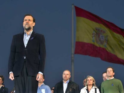 Rajoy, dirigentes del País Vasco amenazados y la hermana de Miguel Ángel Blanco se cuadran para escuchar el himno nacional al final de la manifestación.