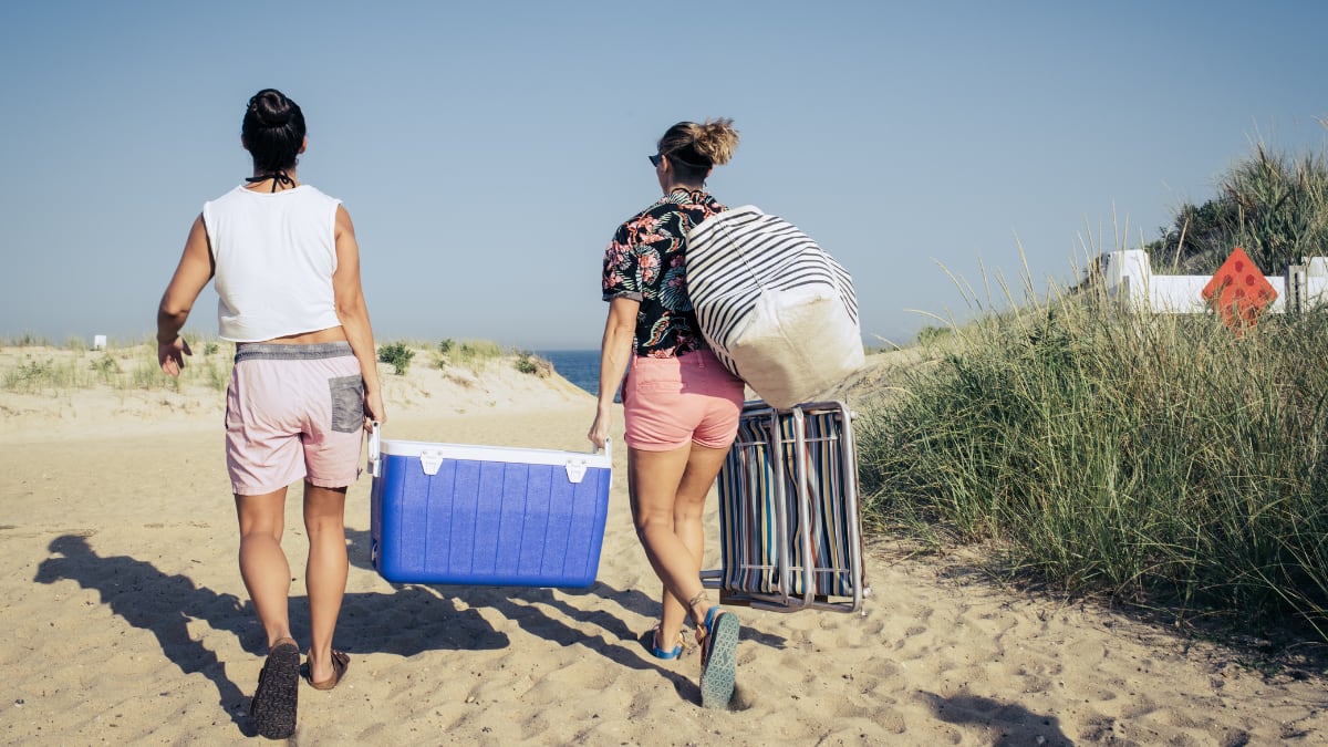 Adiós a ir cargado a la playa: este carro plegable (y convertible en mesa) te lo hace más fácil