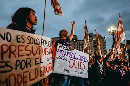 Manifestación frente al Congreso argentino en abril contra la 'ley ómnibus' de Milei.