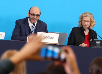 El presidente del comité negociador del tratado sobre plásticos, Luis Vayas Valdivieso, y la directora ejecutiva del Pnuma, Inger Andersen, el lunes en la apertura de la ronda de negociaciones.
