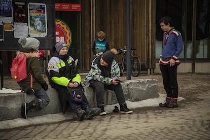 Varios niños samis, a la salida de un evento teatral de su cultura, en el Sajon (Parlamento sami), el 11 de abril de 2019.