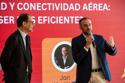 Jan Martínez, director de EL PAÍS América y Rubén López, responsable de comunicación de Iberia para América Latina, dan la bienvenida al foro.