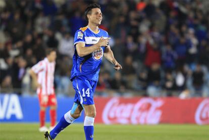 El jugador del Getafe, Manu del Moral, celebra su gol contra el Atlético de Madrid, durante el partido correspondiente a la 26ª jornada de Liga de Primera División.