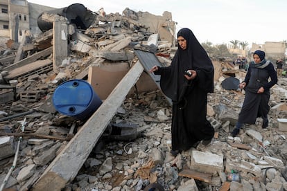 Varias personas inspeccionan los escombros de unos edificios tras un ataque israelí en Deir al Balah, en el centro de Gaza, este miércoles.