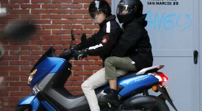 Miguel Bernardeau y Aitana, en moto por las calles de Madrid.