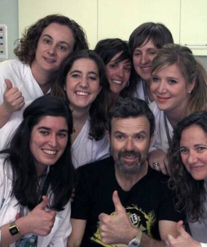 Pau Donés, amb infermeres, al documental.