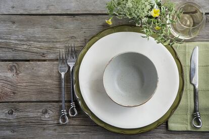 ...Ou quadrados e pretos. Somos influenciados pela forma e a cor do prato em que a comida é servida? Sim, o prato incide em como percebemos os sabores, em como avaliamos sua qualidade, e influencia, inclusive, em nossa avaliação sobre o tamanho da refeição que nos foi oferecida. Isso é o que afirma um estudo codirigido por Peter C. Stewart, psicólogo da Universidade Memorial de Newfoundland, no Canadá. Os resultados indicam que na posição número um do ranking ficam os pratos brancos e redondos, que realçam nossa opinião sobre elementos básicos, como a intensidade do sabor ou seu ponto de doçura. Por outro lado, na hora de opinar sobre elementos um pouco mais complexos, como a qualidade e o gosto da comida, também se destacam, no mesmo nível, os pratos quadrados e pretos.