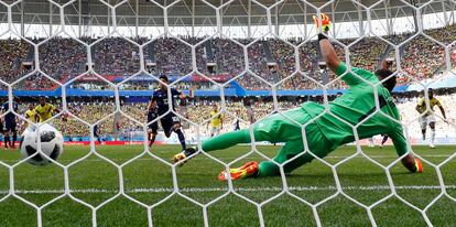 El centrocampista japonés Shinji Kagawa anota desde el punto de penalti.