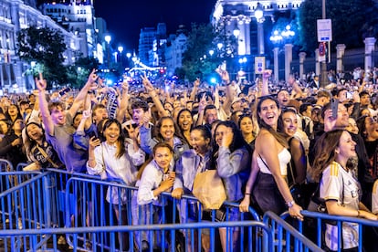 Centenares de aficionados celebran la victoria del Real Madrid en la final de la Champions League, en la plaza de Cibeles.