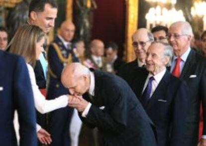 Santiago Grisolía besa la mano de la Reina Leticia.