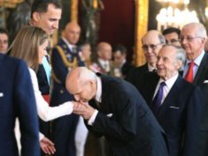 Santiago Grisolía besa la mano de la Reina Leticia.