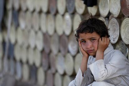 Un niño en un campo de desplazados en Sanaa este lunes.