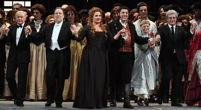 El reparto de Andrea Ch&eacute;nier, con el director Riccardo Chailly (segundo por la izquierda) y Anna Netrebko (en el centro).
 
 