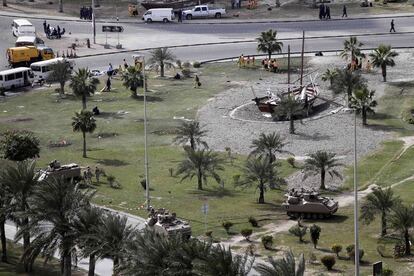 Carros de combate del Ejército cerca de la plaza de la Perla, en Manama, donde ayer acamparon opositores.