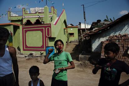 Varios niños comen helado en una calle en Bodhali. A finales de marzo, durante el día la temperatura ya se acercaba a los 40 grados.