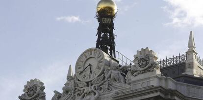 Reloj en la fachada de la sede del Banco de España.