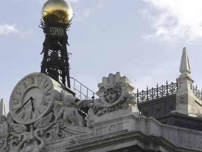 Reloj en la fachada de la sede del Banco de España.