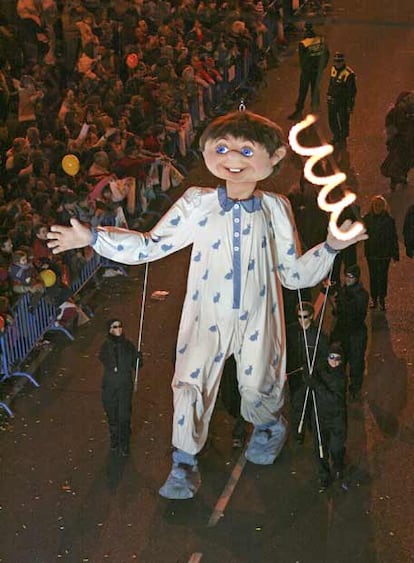 Un títere gigante es admirado por cientos de niños a su paso por el Paseo de la Castellana por donde este año ha transcurrido la Cabalgata de los Reyes Magos.